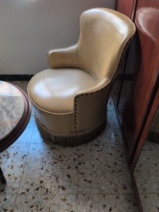 Mesita y 2 butacones beige y marrón