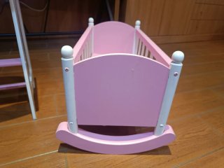 Cuna y trona de juguete rosa. Como nuevo.