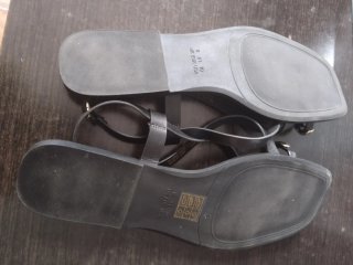 Sandalias planas Primark negras con detalle dorado