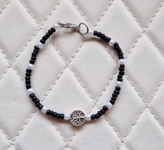 Pulsera negra y blanca con árbol de la vida