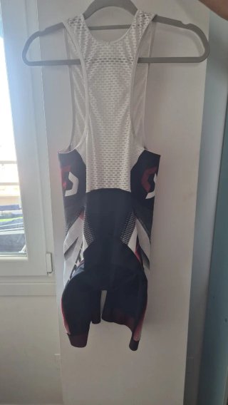Lote Ciclismo: Casco, Pedales, Luces, trajes, GPS