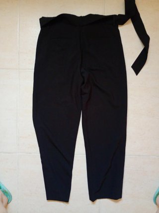 Pantalón negro con cinturón