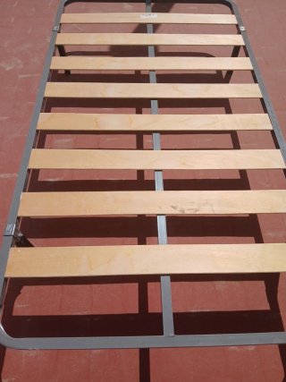 Base de cama de madera y metal