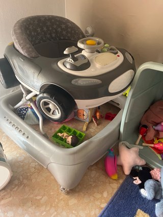 Caminador para bebé con diseño de coche
