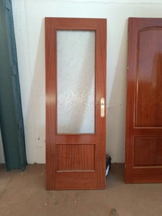 Puerta de madera con cristal