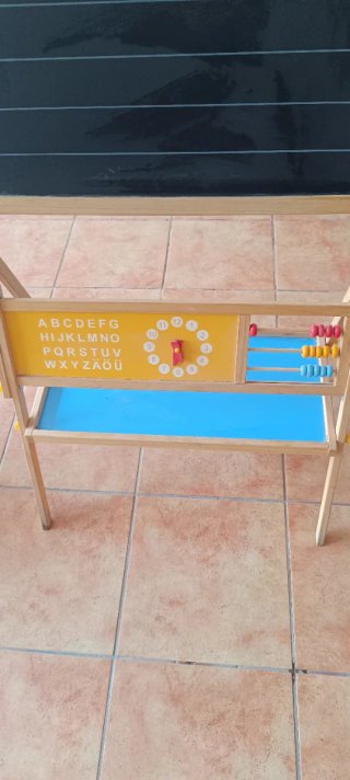 Pizarra infantil de pie con abecedario y ábaco