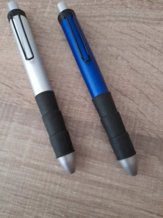 Dos bolígrafos plateado y azul.  A estrenar
