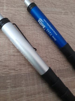 Dos bolígrafos plateado y azul.  A estrenar