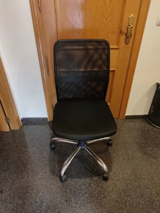 Silla de escritorio gris y plateada
