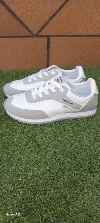 Zapatillas Reebok urbanas grises y blancas