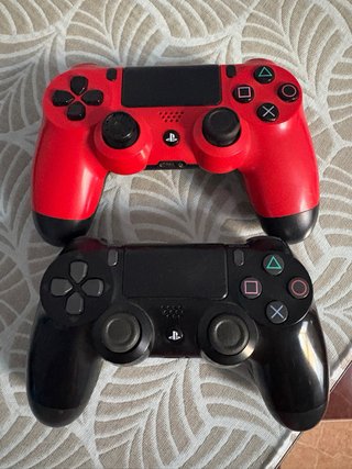 Mando PS4 Rojo y otro negro