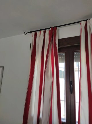 Cortinas rayas rojas y blancas con soportes.