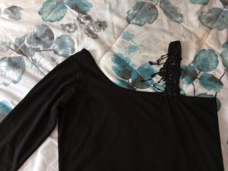 Camiseta negra hombro descubierto manga 3/4