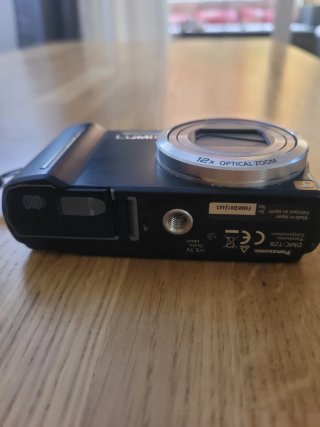 Fotocamera Panasonic Lumix con zoom 12x