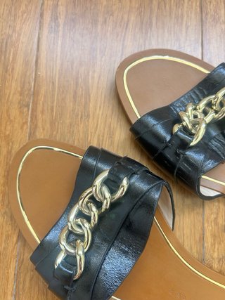 Sandalias Zara negras con cadena dorada