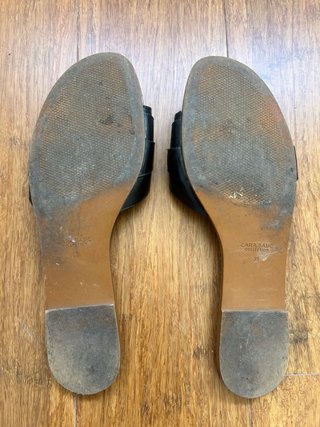 Sandalias Zara negras con cadena dorada