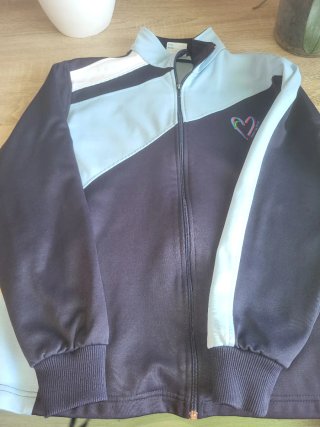 Chaqueta deportiva Amor de Dios, talla S.