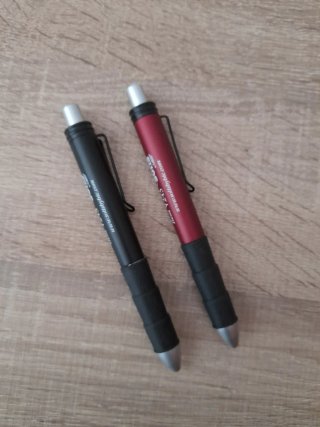 Dos bolígrafos negros y burdeos.  Nuevos
