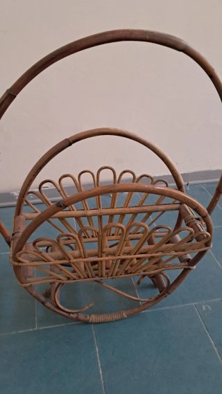 Cestino portariviste in vimini