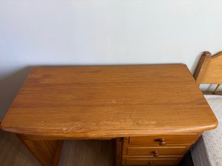 Escritorio de madera con cajones