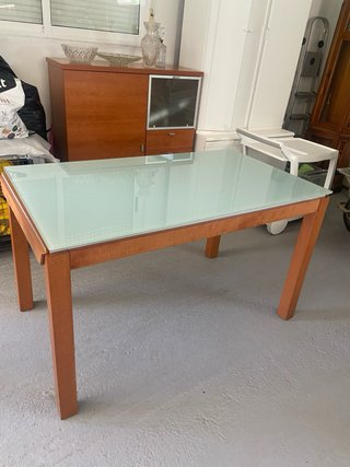Mesa comedor cristal y madera y aparador