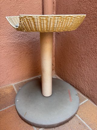 Rascador para gatos con cesta