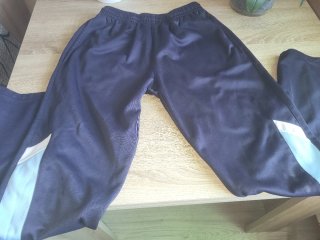 Pantalón de chándal azul marino. Tallas M y L.