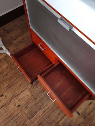 Mueble de baño con lavabo de madera y cristal