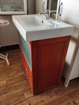 Mueble de baño con lavabo de madera y cristal