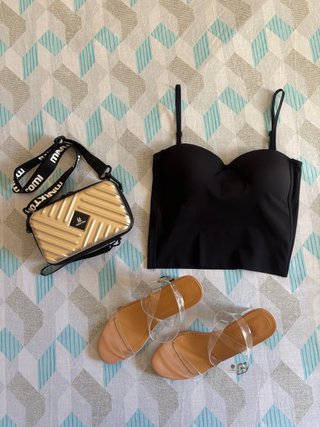 Conjunto Top Negro, Sandalias y Bolso Dorado