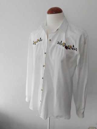 Camisa blanca bordada