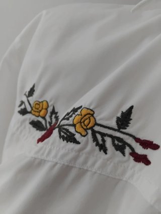 Camisa blanca bordada