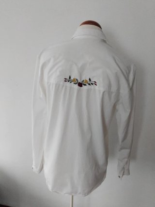 Camisa blanca bordada