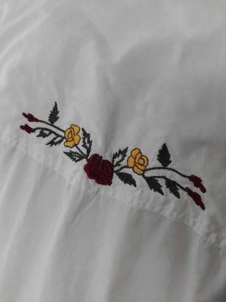 Camisa blanca bordada