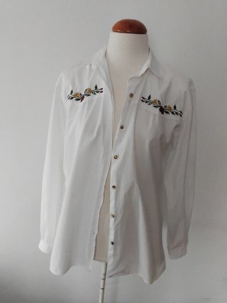 Camisa blanca bordada
