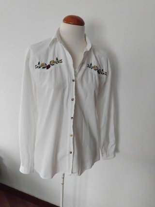 Camisa blanca bordada