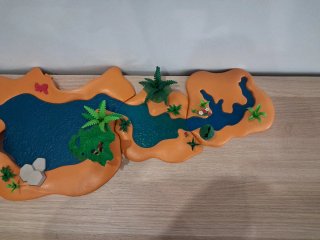 Río Playmobil con vegetación