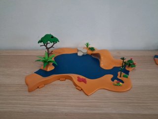 Río Playmobil con vegetación