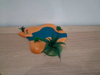 Río Playmobil con vegetación