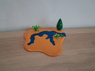 Río Playmobil con vegetación