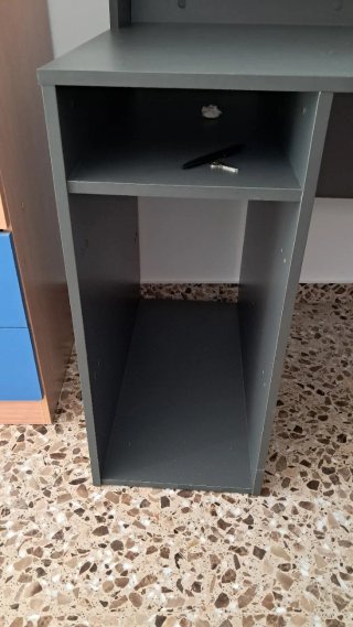 Escritorio gris con estanterías