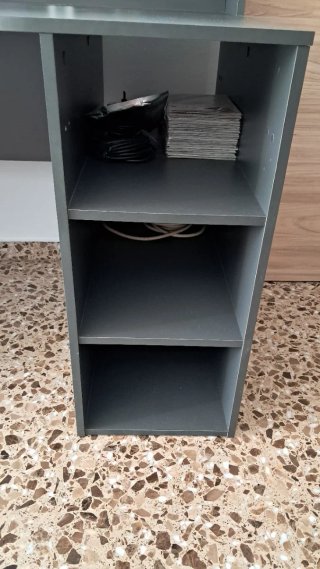 Escritorio gris con estanterías