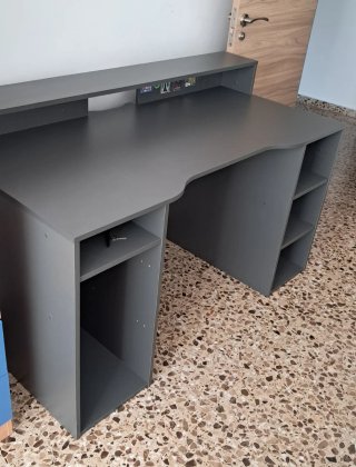 Escritorio gris con estanterías