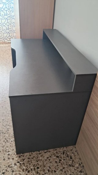 Escritorio gris con estanterías