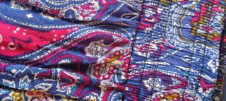 Pantalón estampado paisley azul, granate, verde