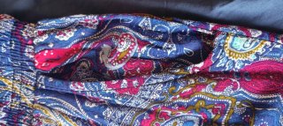 Pantalón estampado paisley azul, granate, verde