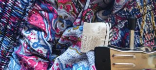 Pantalón estampado paisley azul, granate, verde