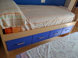 Cama nido con cajones beige y azul