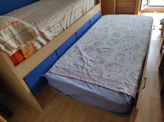Cama nido con cajones beige y azul