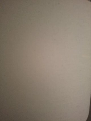 Lámpara de mesa dorada y blanca